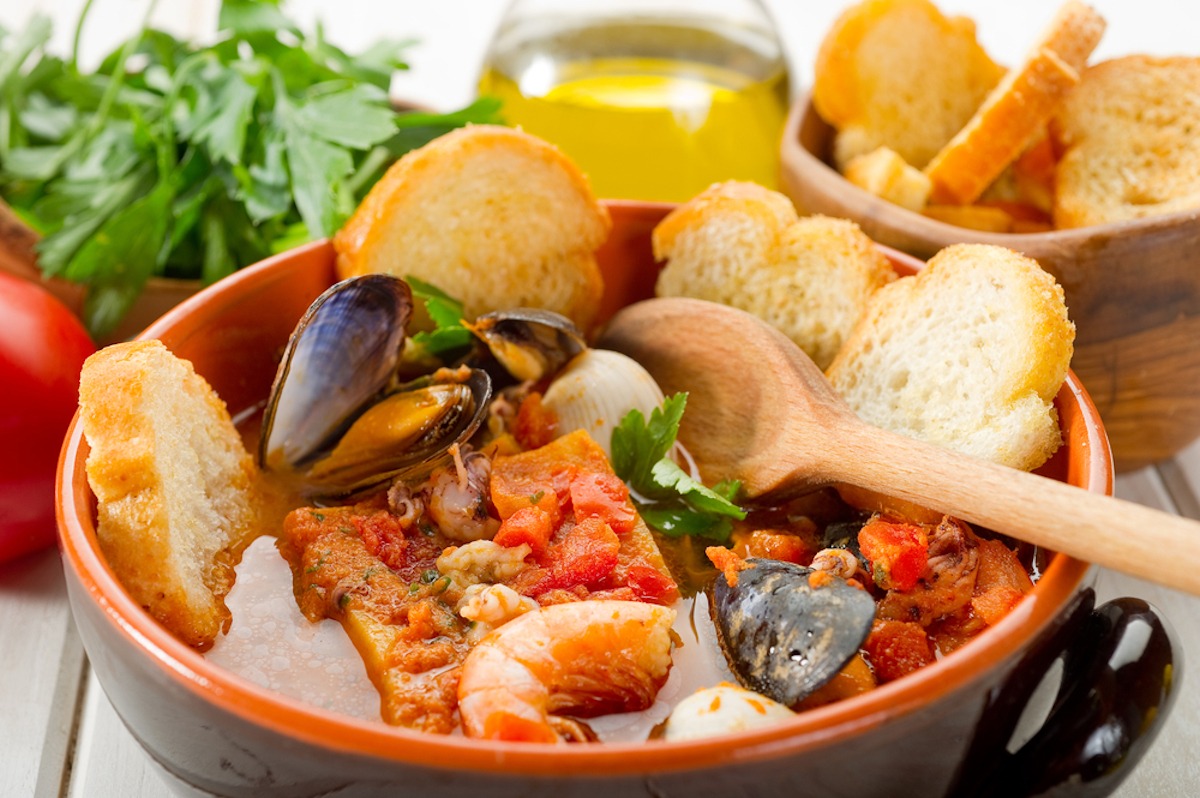 Cacciucco alla Livornese: La Zuppa di Pesce che Conquistò il Mondo