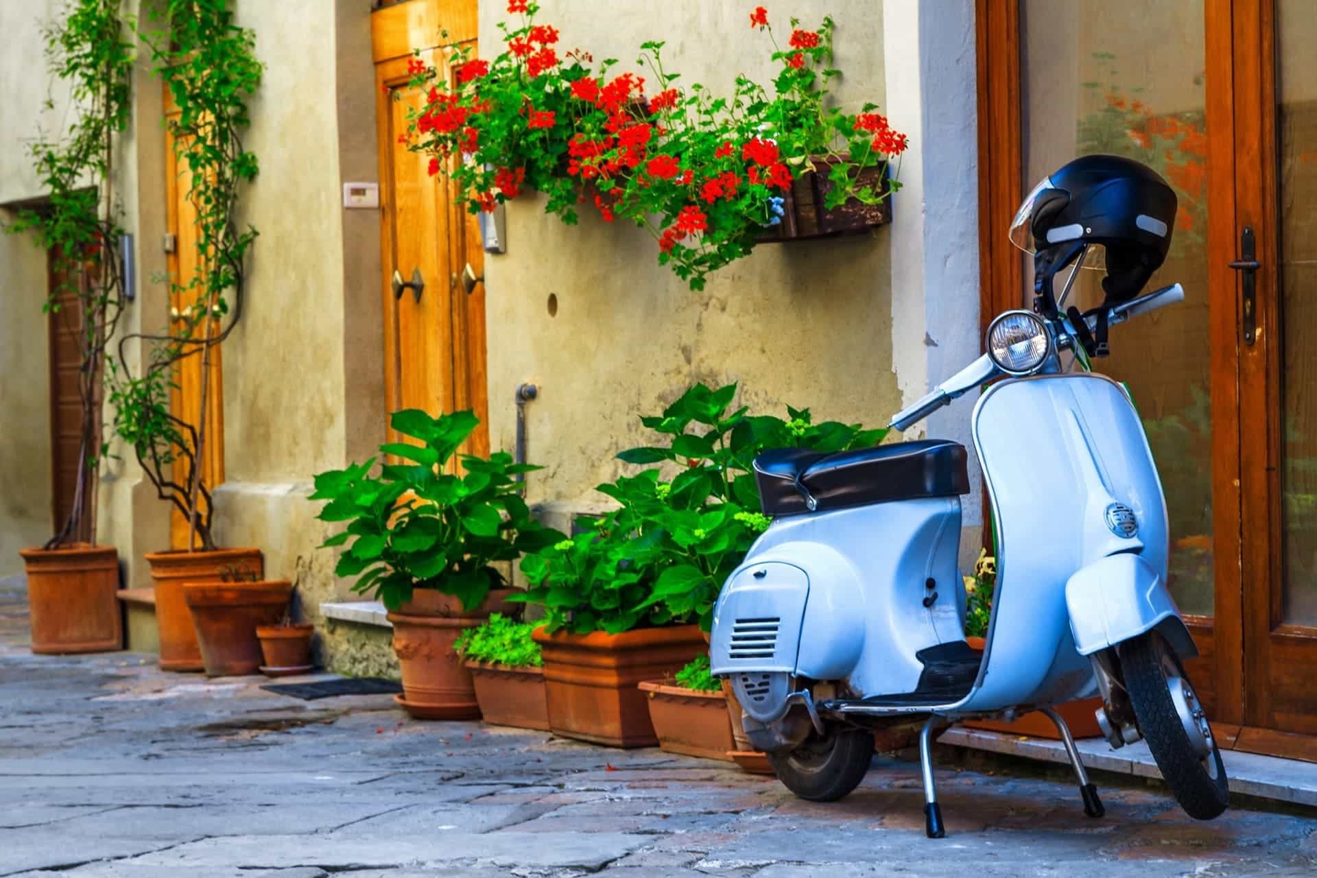 10 Esperienze da Vivere in Toscana: Dai Tour in Vespa alle Degustazioni di Vino