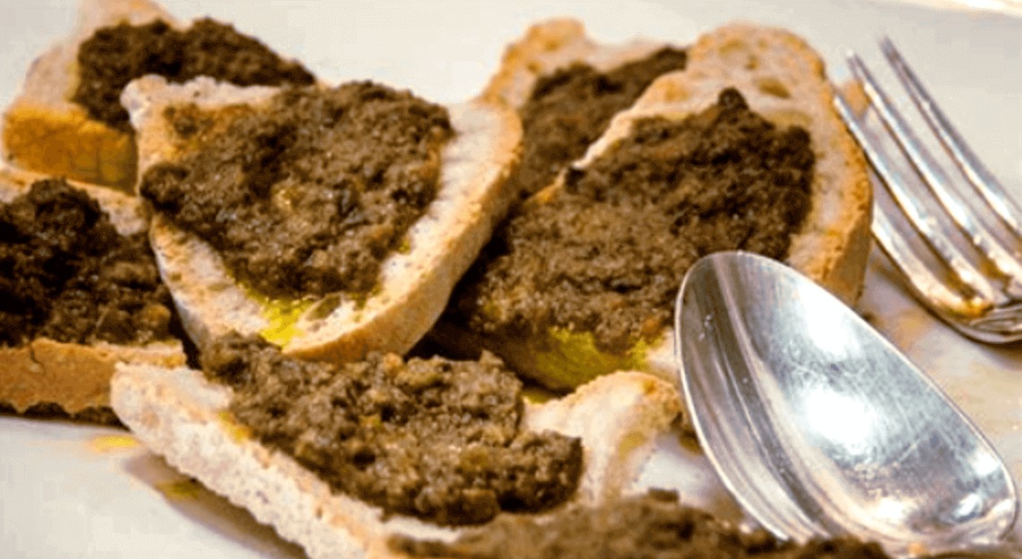 Crostini di Fegatini: Storia, Ricetta e Tradizione del Antipasto Toscano