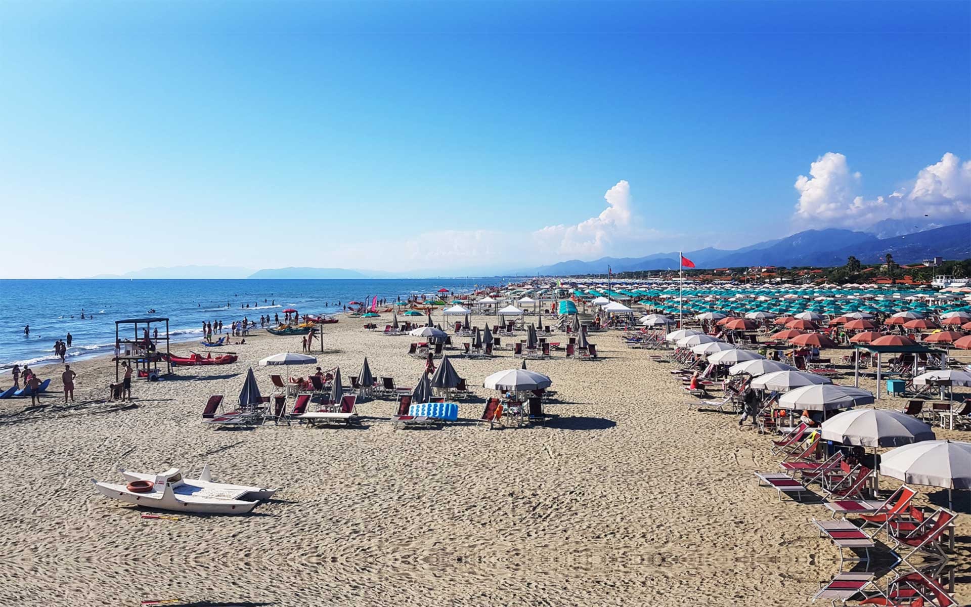 Le spiagge della Versilia: una perla del mare Tirreno.
