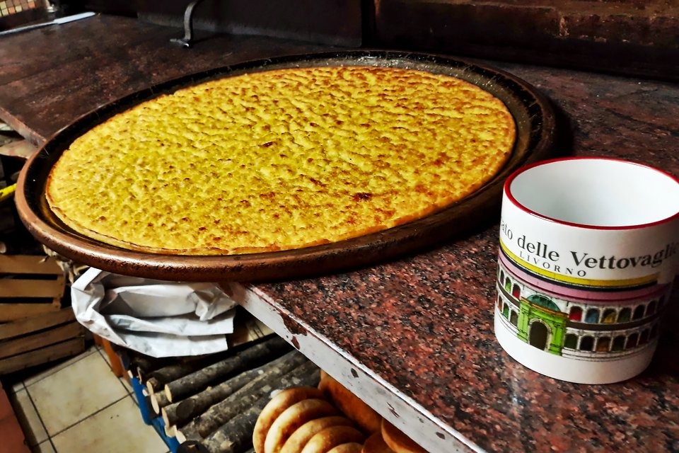 Il 5 e 5 di Livorno: Storia, Ricetta e Varianti della Farinata di Ceci in Italia