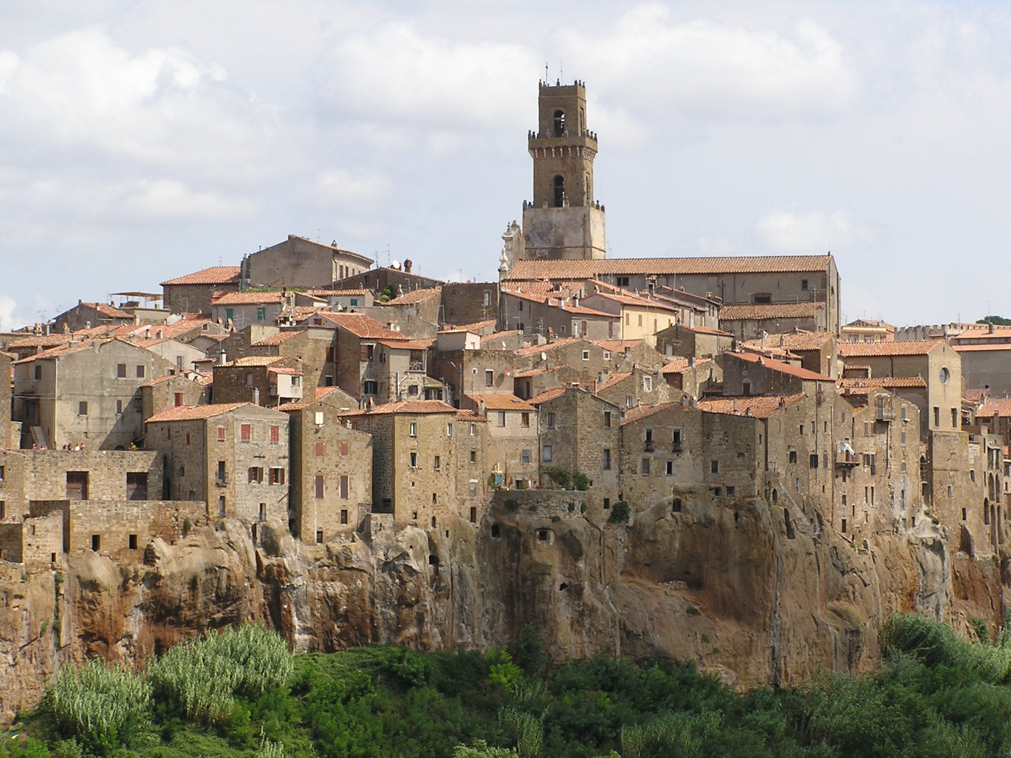 Pitigliano, la “piccola Gerusalemme”: un viaggio nella storia, nel tufo e nella cultura ebraica