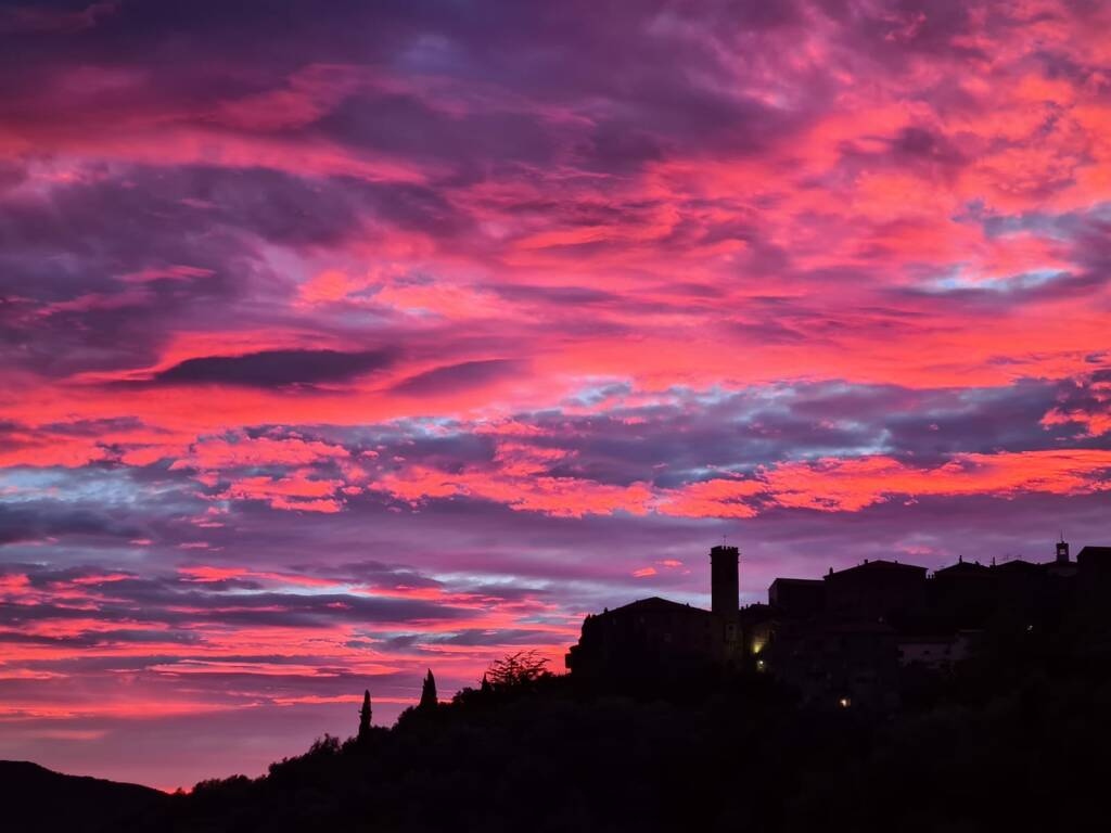 I migliori tramonti di giugno in Toscana: dove andare con un calice di vino