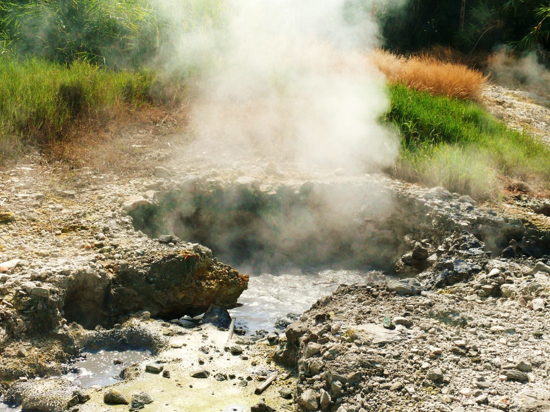 Un Giorno al Parco delle Fumarole di Sasso Pisano: viaggio nella Valle del Diavolo
