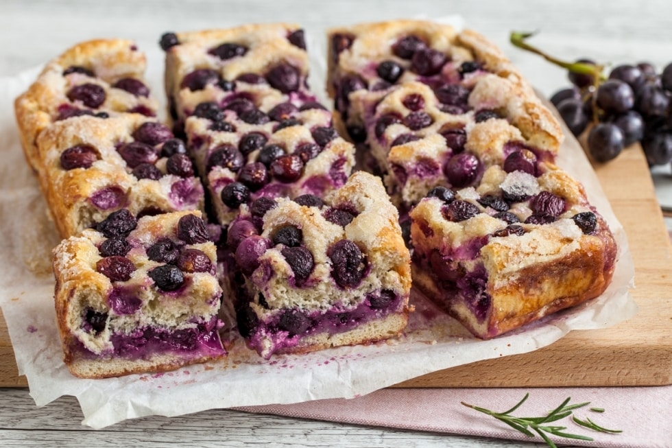 🍇 Il dolce della vendemmia: la ricetta della Schiacciata all’Uva